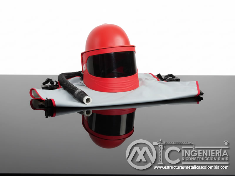 Casco rojo con visor y suministro de aire para el sandblasting en Bogotá, Colombia. Montajes, Ingeniería y Construcción. MIC SAS.