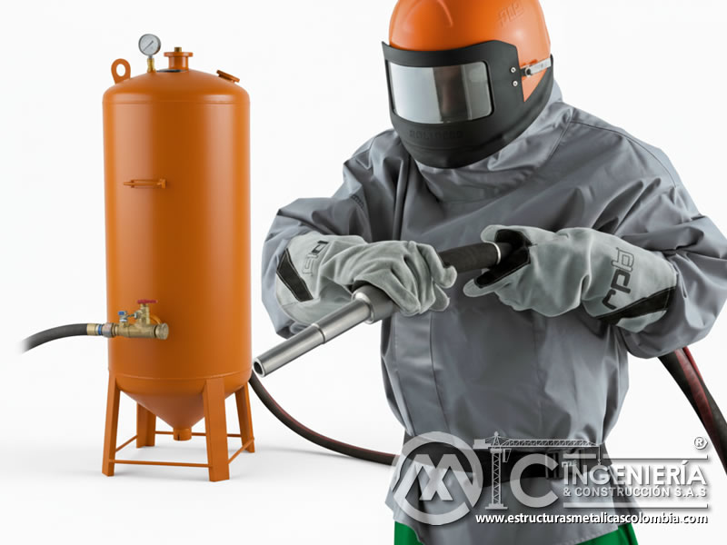 Operario con EPP y casco con pantalla para el chorreado de arena en Bogotá, Colombia. Montajes, Ingeniería y Construcción. MIC SAS.