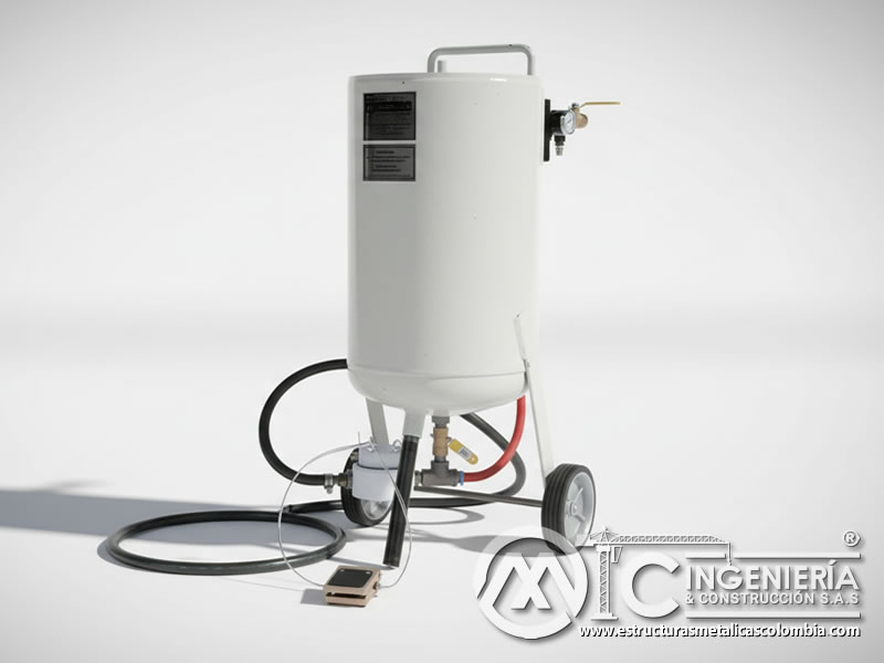 Equipo portátil de chorro abrasivo con control de presión en Bogotá, Colombia. Montajes, Ingeniería y Construcción. MIC SAS.