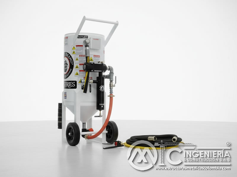 Máquina portátil de chorreado de arena con válvula de presión en Bogotá, Colombia. Montajes, Ingeniería y Construcción. MIC SAS.