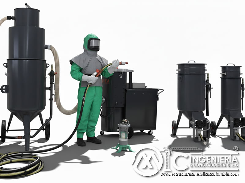 Operario con equipo de protección personal en proceso de arenado en Bogotá, Colombia. Montajes, Ingeniería y Construcción. MIC SAS.