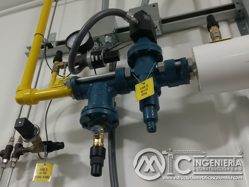 Válvulas de control de presión con mangueras para samblasteo en Bogotá, Colombia. Montajes, Ingeniería y Construcción. MIC SAS.