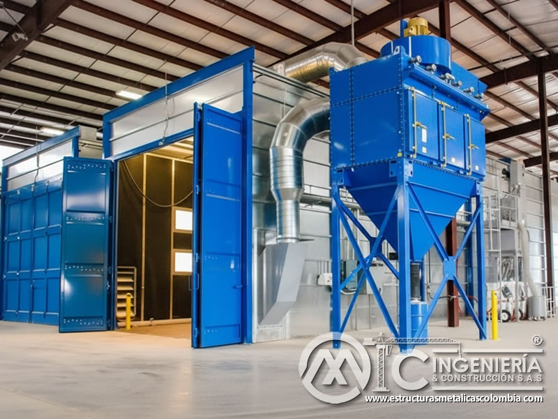 Colector de polvo industrial azul con cabina de sandblasting en Bogotá, Colombia. Montajes, Ingeniería y Construcción. MIC SAS.