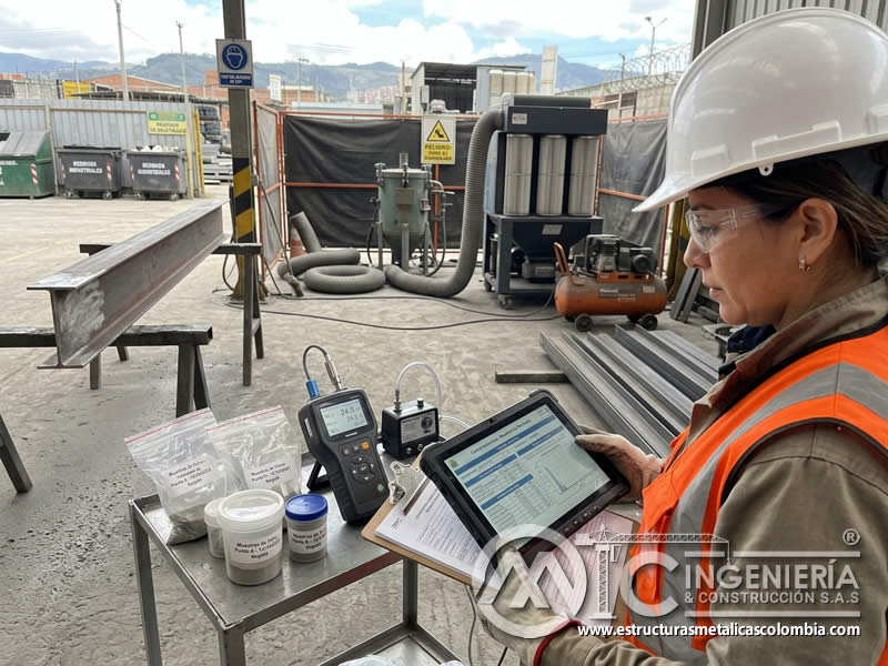 Registro de partículas de chorro abrasivo en informe en Bogotá, Colombia. Montajes, Ingeniería y Construcción. MIC SAS.