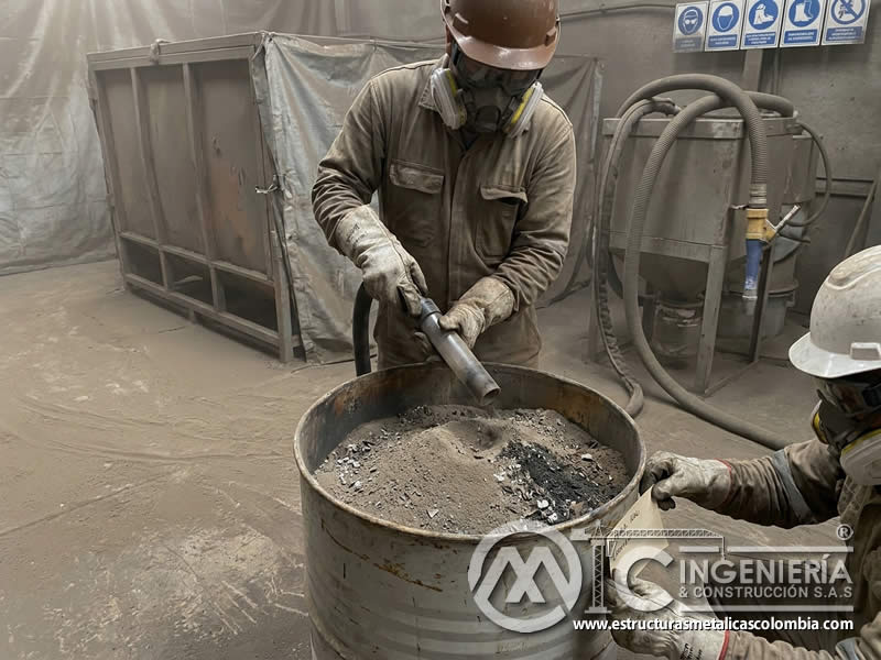 Recolección de residuos de polvo por chorro abrasivo en Bogotá, Colombia. Montajes, Ingeniería y Construcción. MIC SAS.