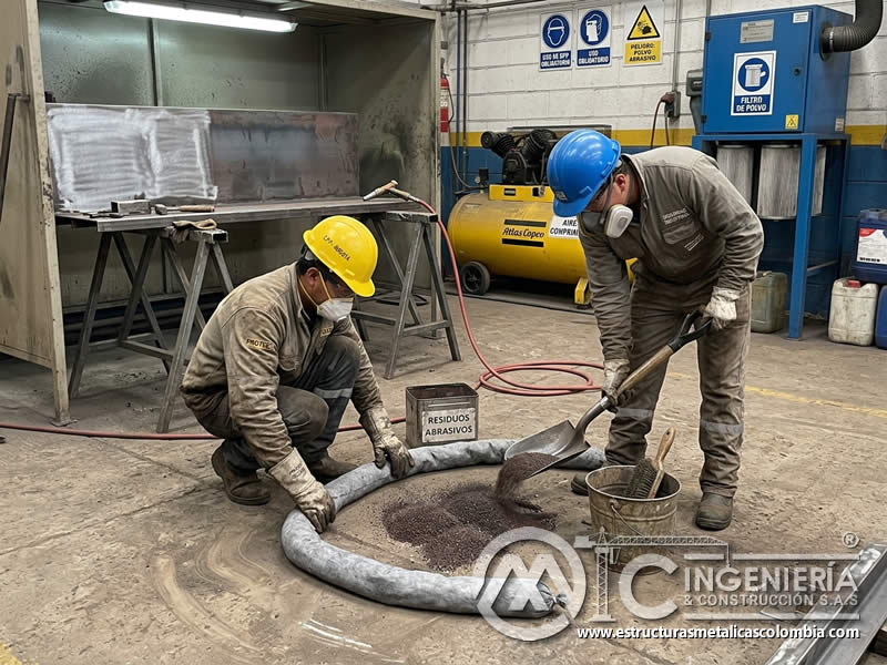 Control de derrame de material usado de limpieza abrasiva en Bogotá, Colombia. Montajes, Ingeniería y Construcción. MIC SAS.