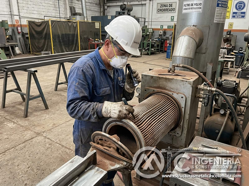 Inspección de filtros del sistema de polvo en chorro de arena en Bogotá, Colombia. Montajes, Ingeniería y Construcción. MIC SAS.