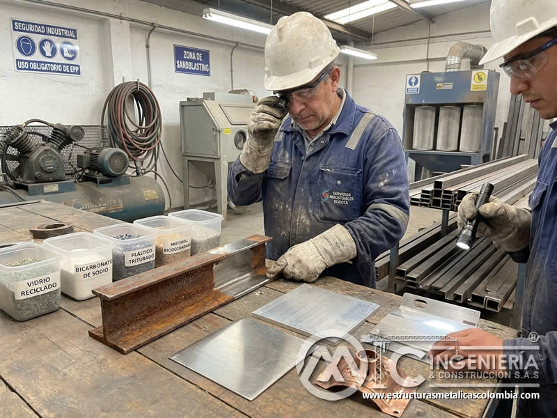 Compatibilidad de abrasivo no tóxico con superficie en sandblasting en Bogotá, Colombia. Montajes, Ingeniería y Construcción. MIC SAS.