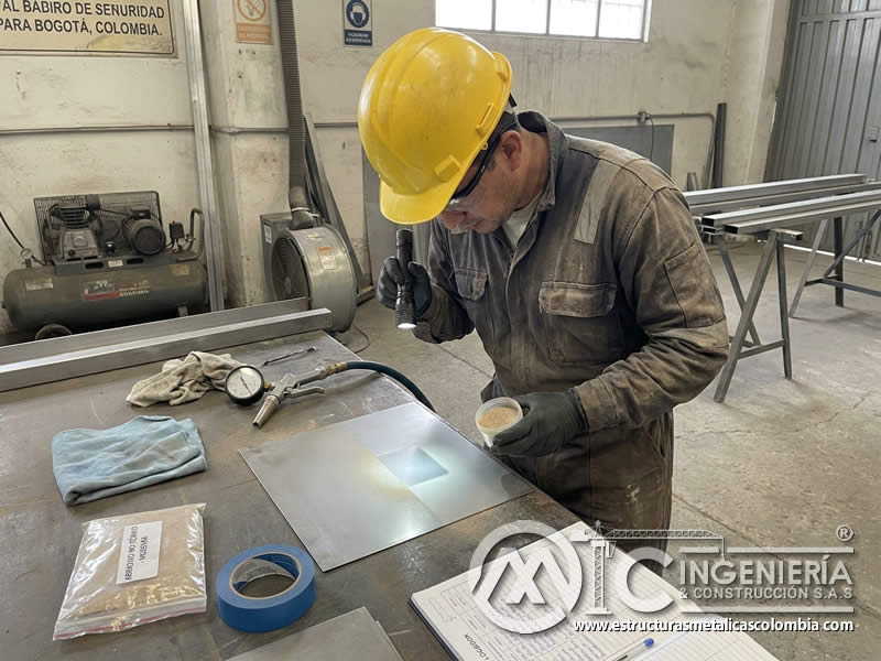 Superficie delicada tratada con abrasivo no tóxico en arenado en Bogotá, Colombia. Montajes, Ingeniería y Construcción. MIC SAS.