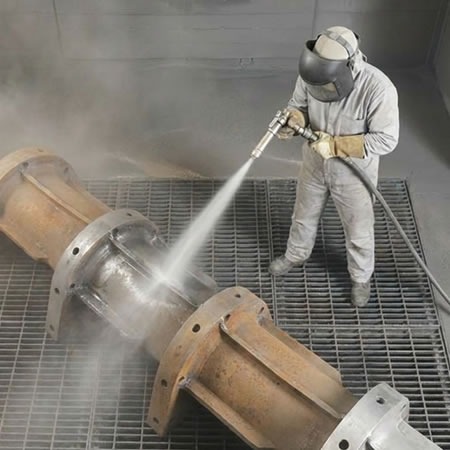 Limpieza abrasiva con granalla de acero para estructuras, piezas industriales y superficies de alta exigencia en Bogotá, Colombia. Montajes, Ingeniería y Construcción. MIC SAS.