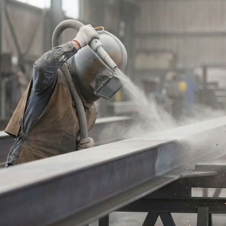 Bicarbonato de sodio como abrasivo suave para eliminar grasa, suciedad y recubrimientos ligeros en Bogotá, Colombia. Montajes, Ingeniería y Construcción. MIC SAS.