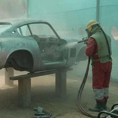 Restauración de vehículos con sandblasting para eliminar óxido y pintura vieja en Bogotá, Colombia. Montajes, Ingeniería y Construcción. MIC SAS.
