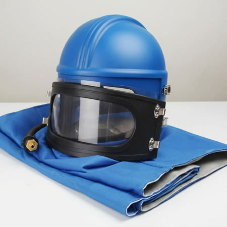 Seguridad del operador con equipos EPP diseñados para limpieza abrasiva y arenado industrial en Bogotá, Colombia. Montajes, Ingeniería y Construcción. MIC SAS.