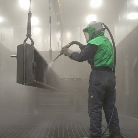 Protección personal para trabajos de sandblasting con control de polvo y operación segura en Bogotá, Colombia. Montajes, Ingeniería y Construcción. MIC SAS.