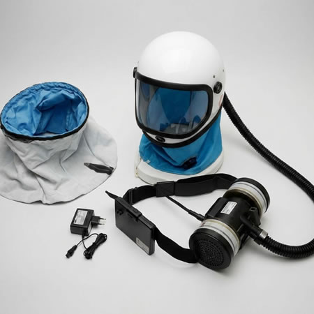 Seguridad del operador en limpieza abrasiva con EPP especializado para ambientes de alto polvo en Bogotá, Colombia. Montajes, Ingeniería y Construcción. MIC SAS.