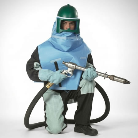 Capacitación en chorro abrasivo para fortalecer seguridad, precisión y calidad de preparación superficial en Bogotá, Colombia. Montajes, Ingeniería y Construcción. MIC SAS.