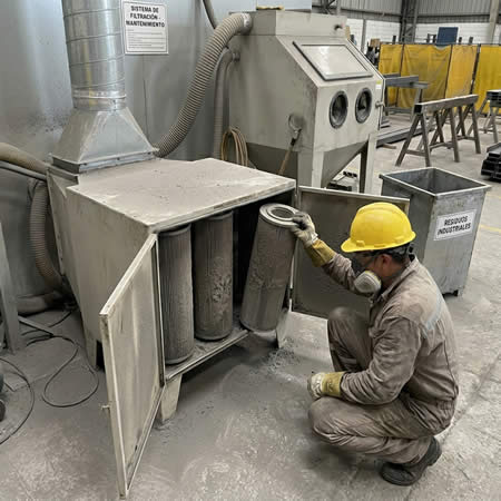 Soluciones de control de polvo en limpieza abrasiva para operaciones industriales más limpias, ordenadas y seguras en Bogotá, Colombia. Montajes, Ingeniería y Construcción. MIC SAS.