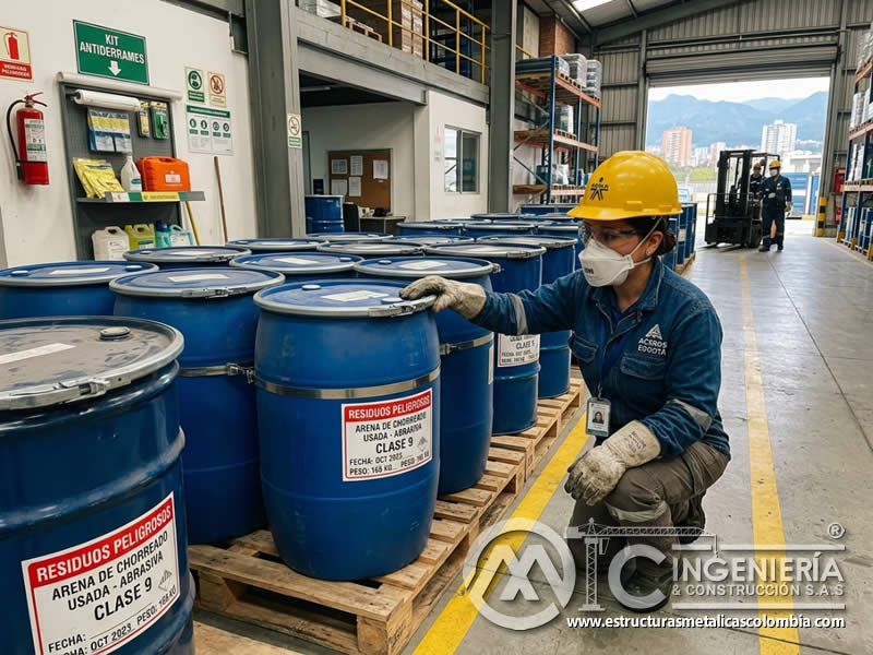 Almacenamiento de residuos de limpieza abrasiva en contenedores cerrados y rotulados en Bogotá, Colombia. Montajes, Ingeniería y Construcción. MIC SAS.