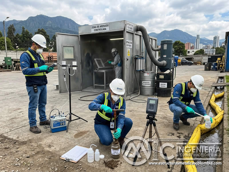 Monitoreo ambiental en sandblasting para evaluar aire, agua y suelo durante la operación en Bogotá, Colombia. Montajes, Ingeniería y Construcción. MIC SAS.