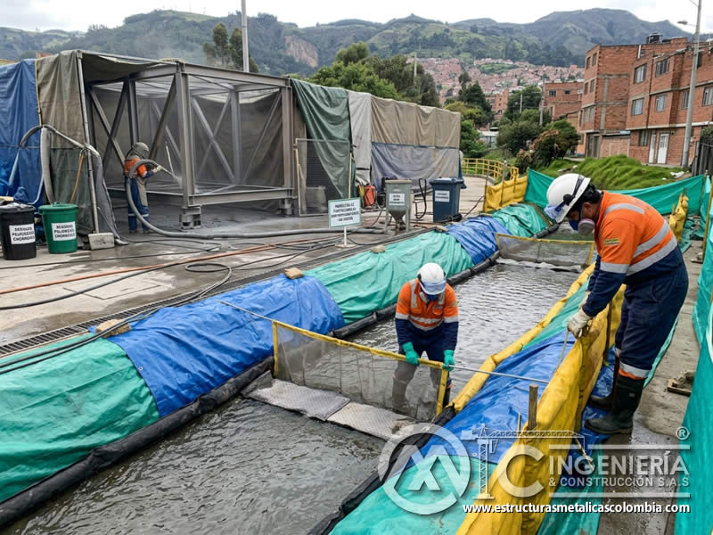 Protección de cuerpos de agua durante sandblasting con barreras y control de sedimentos en Bogotá, Colombia. Montajes, Ingeniería y Construcción. MIC SAS.