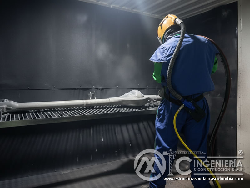 Limpieza abrasiva de piezas en cabina industrial de chorro de arena en Bogotá, Colombia. Montajes, Ingeniería y Construcción. MIC SAS. Limpieza abrasiva de piezas en cabina industrial de chorro de arena en Bogotá, Colombia. Montajes, Ingeniería y Construcción. MIC SAS.