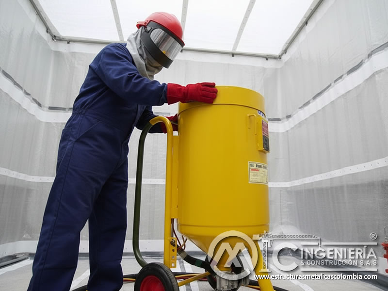 Manejo de equipo portátil de sandblasting en capacitación práctica en Bogotá, Colombia. Montajes, Ingeniería y Construcción. MIC SAS. Manejo de equipo portátil de sandblasting en capacitación práctica en Bogotá, Colombia. Montajes, Ingeniería y Construcción. MIC SAS.