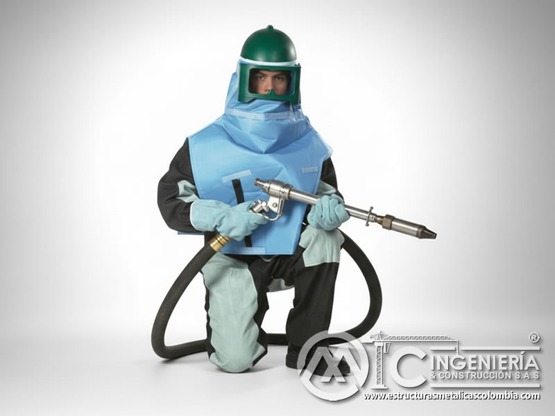 Operario certificado con EPP y boquilla de chorro abrasivo en Bogotá, Colombia. Montajes, Ingeniería y Construcción. MIC SAS. Operario certificado con EPP y boquilla de chorro abrasivo en Bogotá, Colombia. Montajes, Ingeniería y Construcción. MIC SAS.