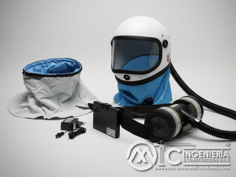 Casco con sistema de aire purificado y capucha para trabajos de sandblasting con alta exposición a polvo abrasivo en Bogotá, Colombia. Montajes, Ingeniería y Construcción. MIC SAS.