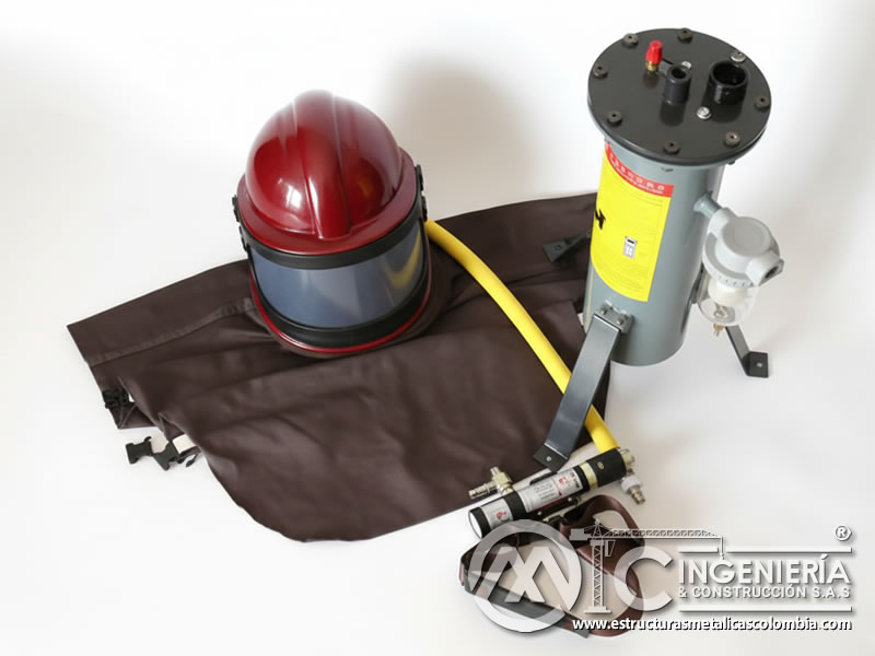 Casco de arenado con capucha, manguera y depurador de aire para mejorar la respiración segura del operario en Bogotá, Colombia. Montajes, Ingeniería y Construcción. MIC SAS.