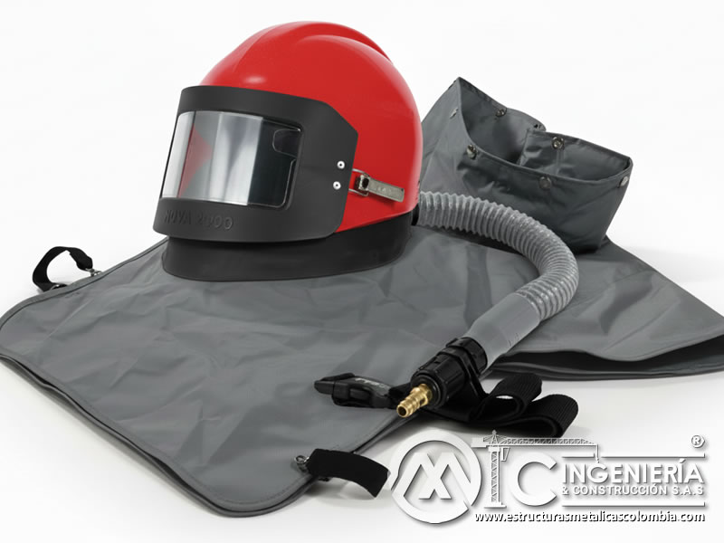 Casco tipo Nova 2000 con visor panorámico y capucha para mejorar visibilidad y protección durante el arenado en Bogotá, Colombia. Montajes, Ingeniería y Construcción. MIC SAS.