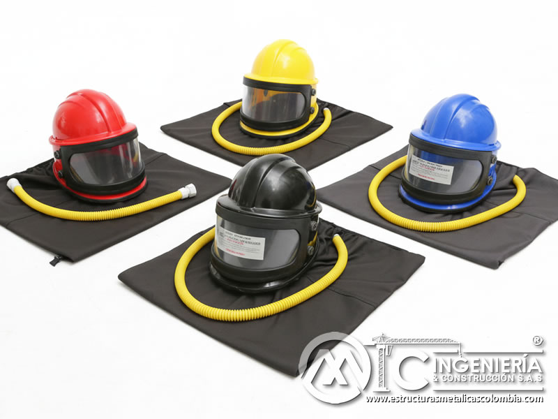 Cascos de sandblasting con visor y capucha para proteger cabeza, rostro y cuello durante el chorreado abrasivo en Bogotá, Colombia. Montajes, Ingeniería y Construcción. MIC SAS.