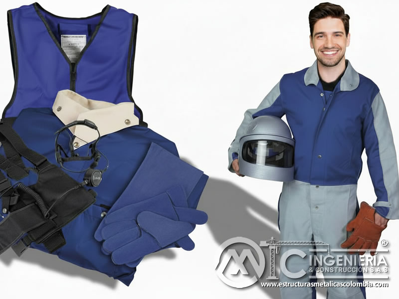 Técnico de sandblasting con traje azul, casco y kit de EPP preparado para trabajos de limpieza abrasiva industrial en Bogotá, Colombia. Montajes, Ingeniería y Construcción. MIC SAS.
