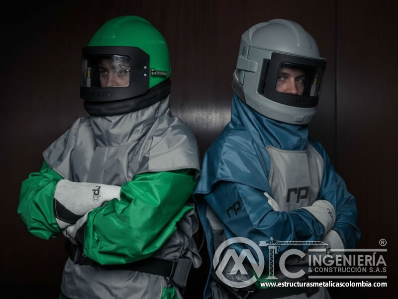 Trajes y cascos de EPP para chorreado abrasivo industrial, usados para proteger al personal en ambientes severos en Bogotá, Colombia. Montajes, Ingeniería y Construcción. MIC SAS.