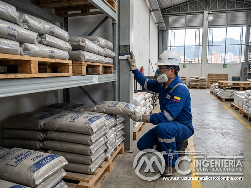 Control de humedad con abrasivos sobre palets y estanterías para evitar grumos y deterioro del material en Bogotá, Colombia. Montajes, Ingeniería y Construcción. MIC SAS.