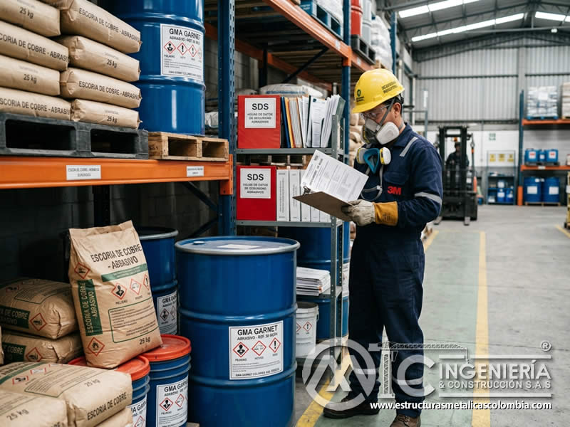 Etiquetado SGA en contenedores de abrasivos con datos de riesgo, contenido y medidas de seguridad en Bogotá, Colombia. Montajes, Ingeniería y Construcción. MIC SAS.