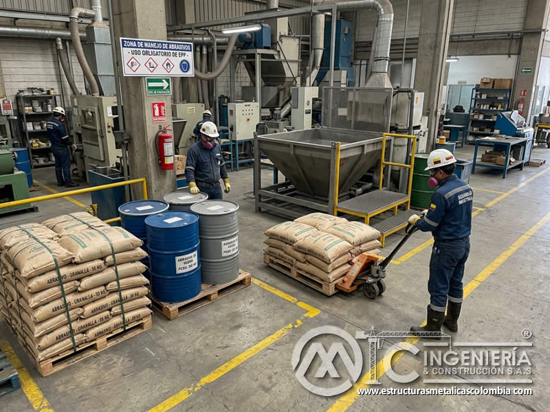 Sacos, bidones y tolvas utilizados para el manejo seguro de abrasivos en áreas industriales de sandblasting en Bogotá, Colombia. Montajes, Ingeniería y Construcción. MIC SAS.
