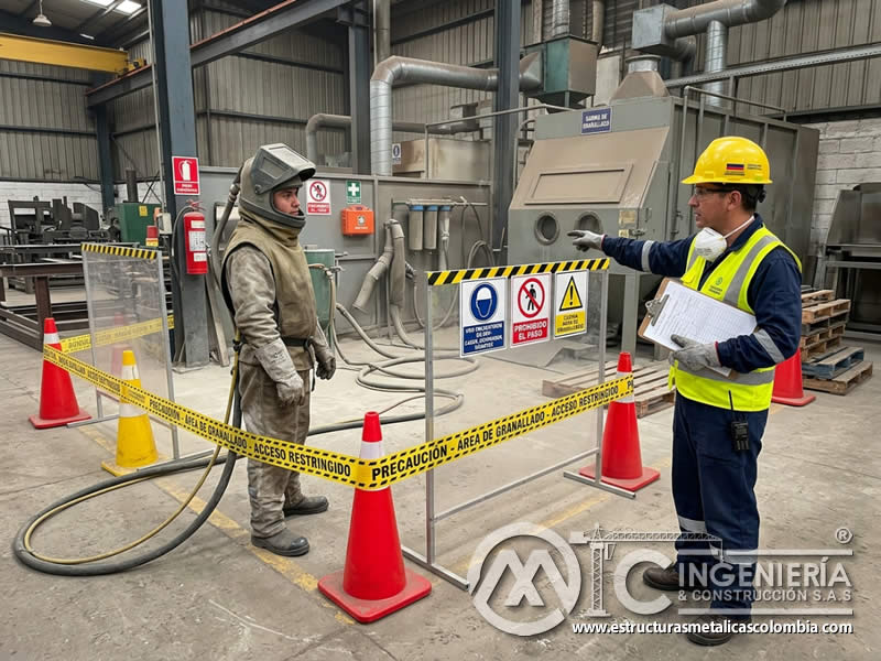 Aislamiento del área de sandblasting tras un incidente con perímetro seguro y control de acceso en Bogotá, Colombia. Montajes, Ingeniería y Construcción. MIC SAS.