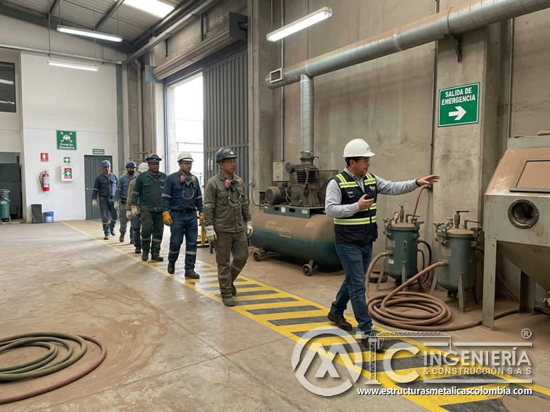 Procedimiento de evacuación en sandblasting con rutas despejadas y punto de encuentro en Bogotá, Colombia. Montajes, Ingeniería y Construcción. MIC SAS.