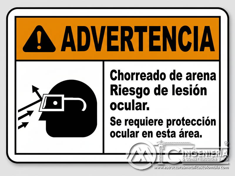 Señal de advertencia de riesgo ocular en zona de chorreado de arena en Bogotá, Colombia. Montajes, Ingeniería y Construcción. MIC SAS.