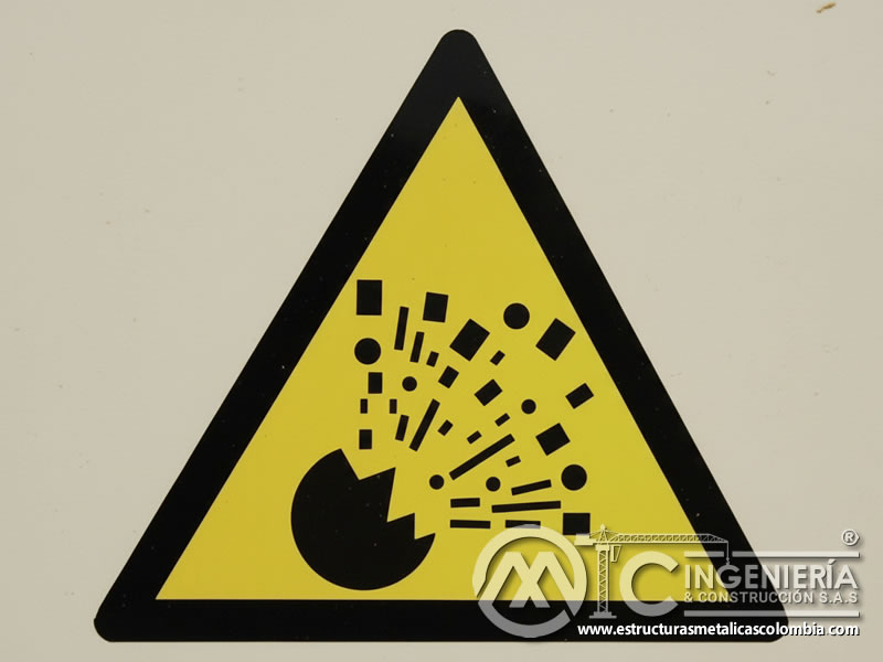 Señal de advertencia de riesgo por proyección de partículas en Bogotá, Colombia. Montajes, Ingeniería y Construcción. MIC SAS.