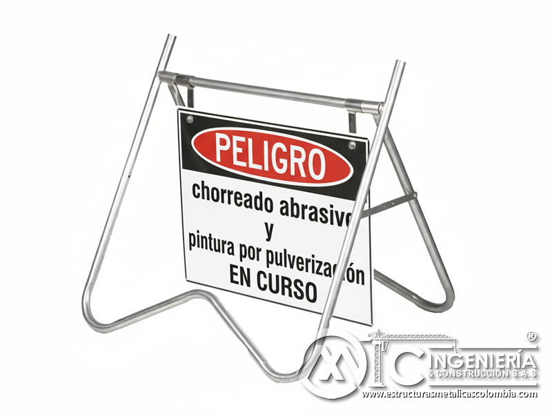 Señal en caballete de peligro por chorreado abrasivo en curso en Bogotá, Colombia. Montajes, Ingeniería y Construcción. MIC SAS.