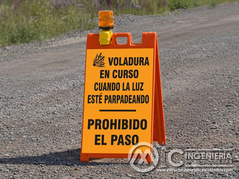 Señal portátil de prohibición de paso en zona de chorro de arena en Bogotá, Colombia. Montajes, Ingeniería y Construcción. MIC SAS.