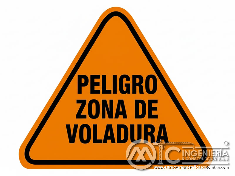 Señal triangular de peligro en zona de proyección de arenado en Bogotá, Colombia. Montajes, Ingeniería y Construcción. MIC SAS.