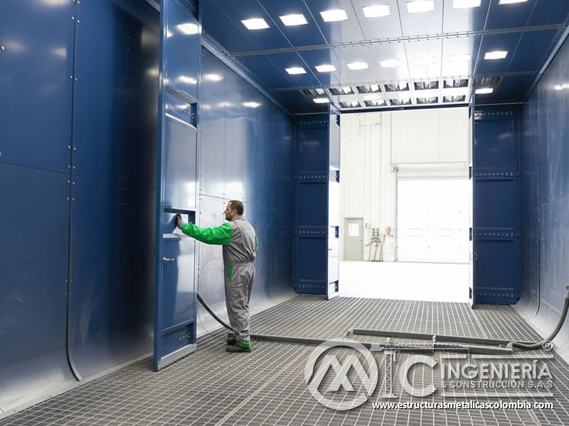 Cabina de arenado con ventilación y extracción de partículas en Bogotá, Colombia. Montajes, Ingeniería y Construcción. MIC SAS.