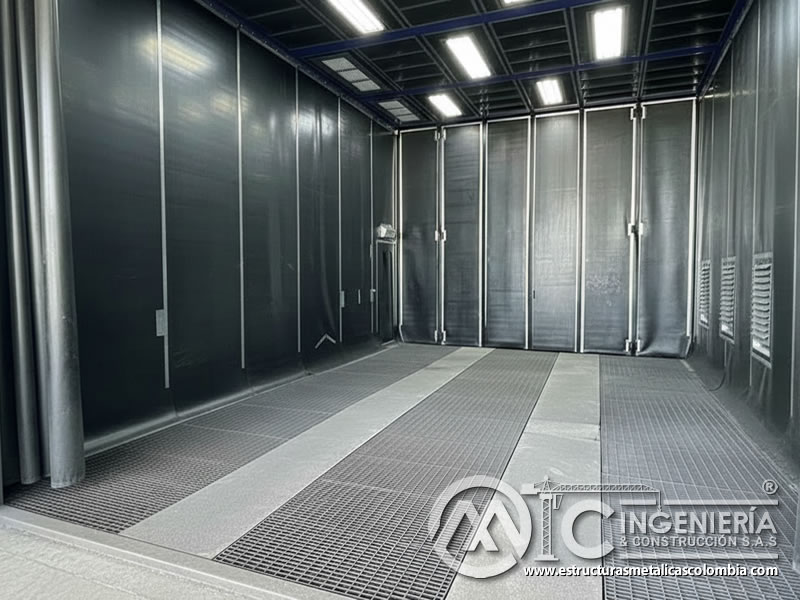 Cabina de chorreado abrasivo con paneles de ventilación en paredes en Bogotá, Colombia. Montajes, Ingeniería y Construcción. MIC SAS.