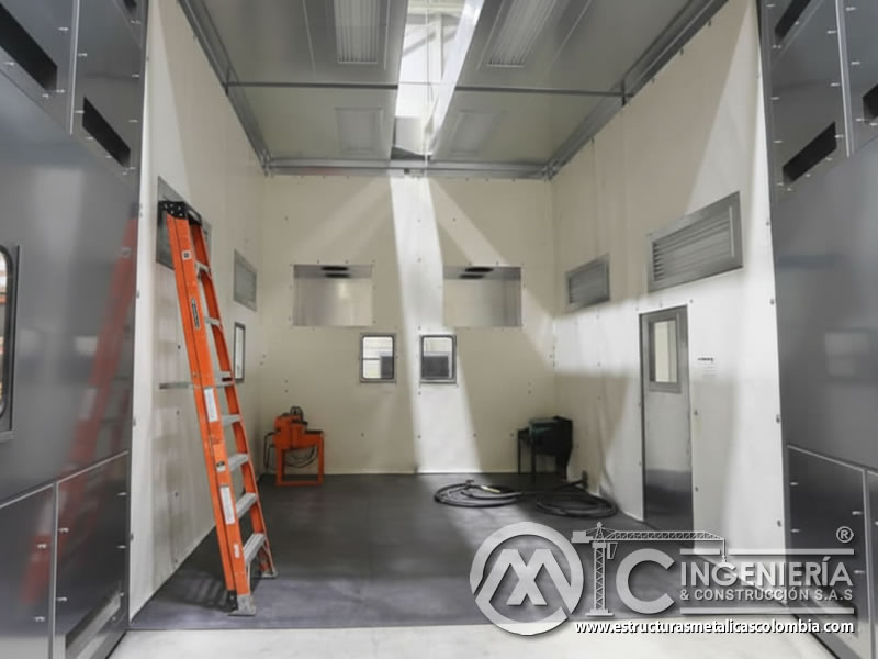 Cabina de limpieza abrasiva con sistema de extracción lateral en Bogotá, Colombia. Montajes, Ingeniería y Construcción. MIC SAS.