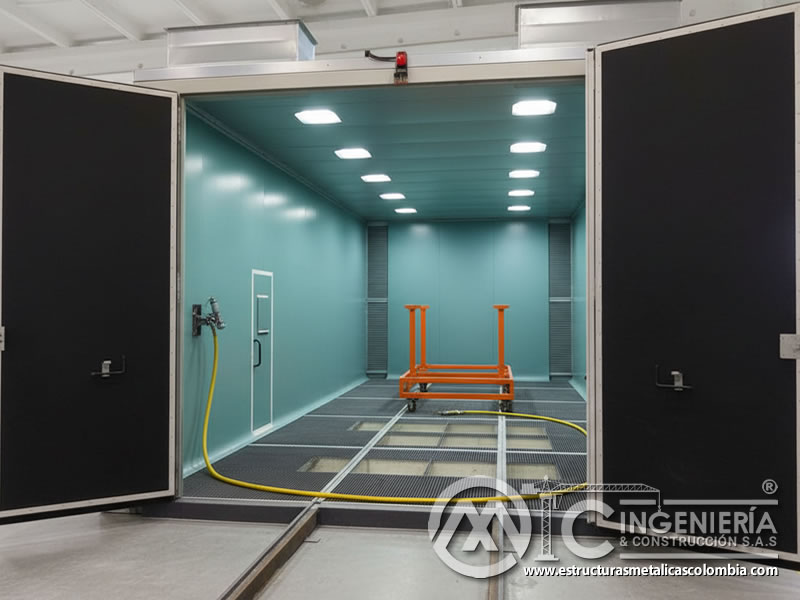 Cabina de samblasteo con atmósfera controlada y soporte de trabajo en Bogotá, Colombia. Montajes, Ingeniería y Construcción. MIC SAS.
