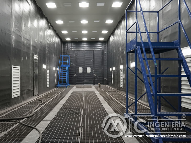 Cabina de samblasteo con plataforma de trabajo para estructuras en Bogotá, Colombia. Montajes, Ingeniería y Construcción. MIC SAS.