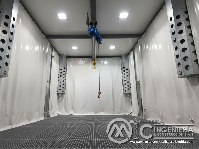 Cabina de samblasteo con ventilación integrada y grúa para piezas en Bogotá, Colombia. Montajes, Ingeniería y Construcción. MIC SAS.