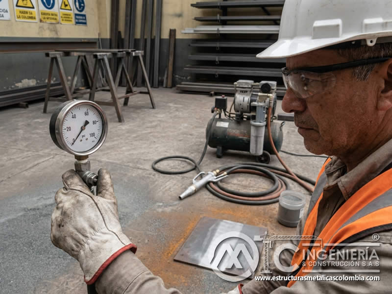 Lectura de manómetro para ajuste preciso en arenado en Bogotá, Colombia. Montajes, Ingeniería y Construcción. MIC SAS.